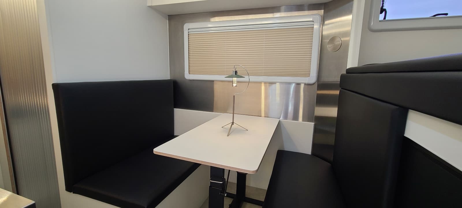 ALICER-RV620X 캠핑카 상세 정보 - 앞쪽 수면 공간