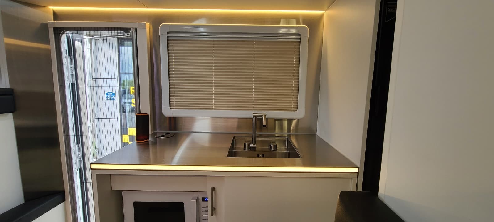 ALICER-RV620X 캠핑카 상세 정보 - 중앙 테이블